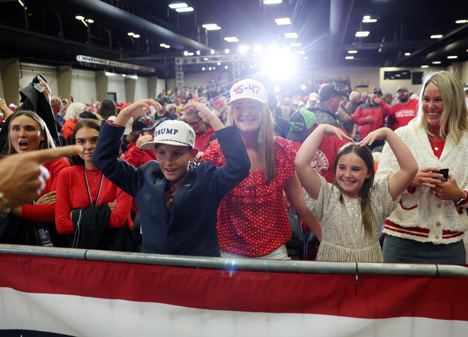 Gesto de partidarios después de que el presidente Trump hablara durante un mitin de campaña