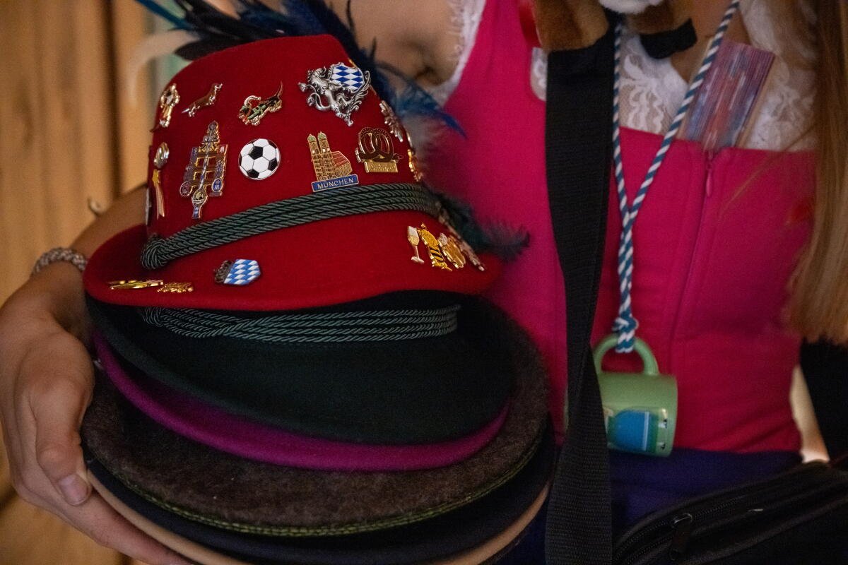 El detalle es una mujer vendiendo souvenirs. "sombrero tradicional" Sombreros