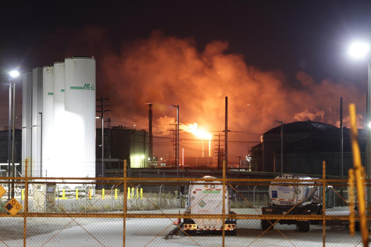 Una vista del fuego y el humo en la refinería Chevron en El Segundo