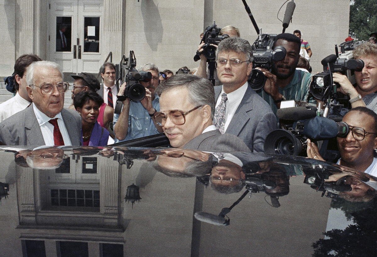 Foto de agosto de 1989 del ex presidente de PTL, Jim Packer, viajando en su automóvil durante la pausa del almuerzo durante su juicio en Charlotte, Carolina del Norte.