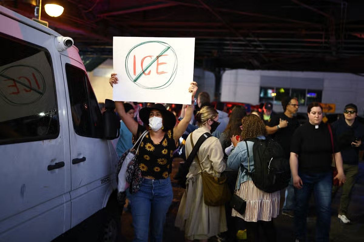 Los manifestantes se reunieron cerca del lugar donde un oficial del Servicio de Inmigración y Control de Aduanas (ICE) mató a tiros a un hombre.