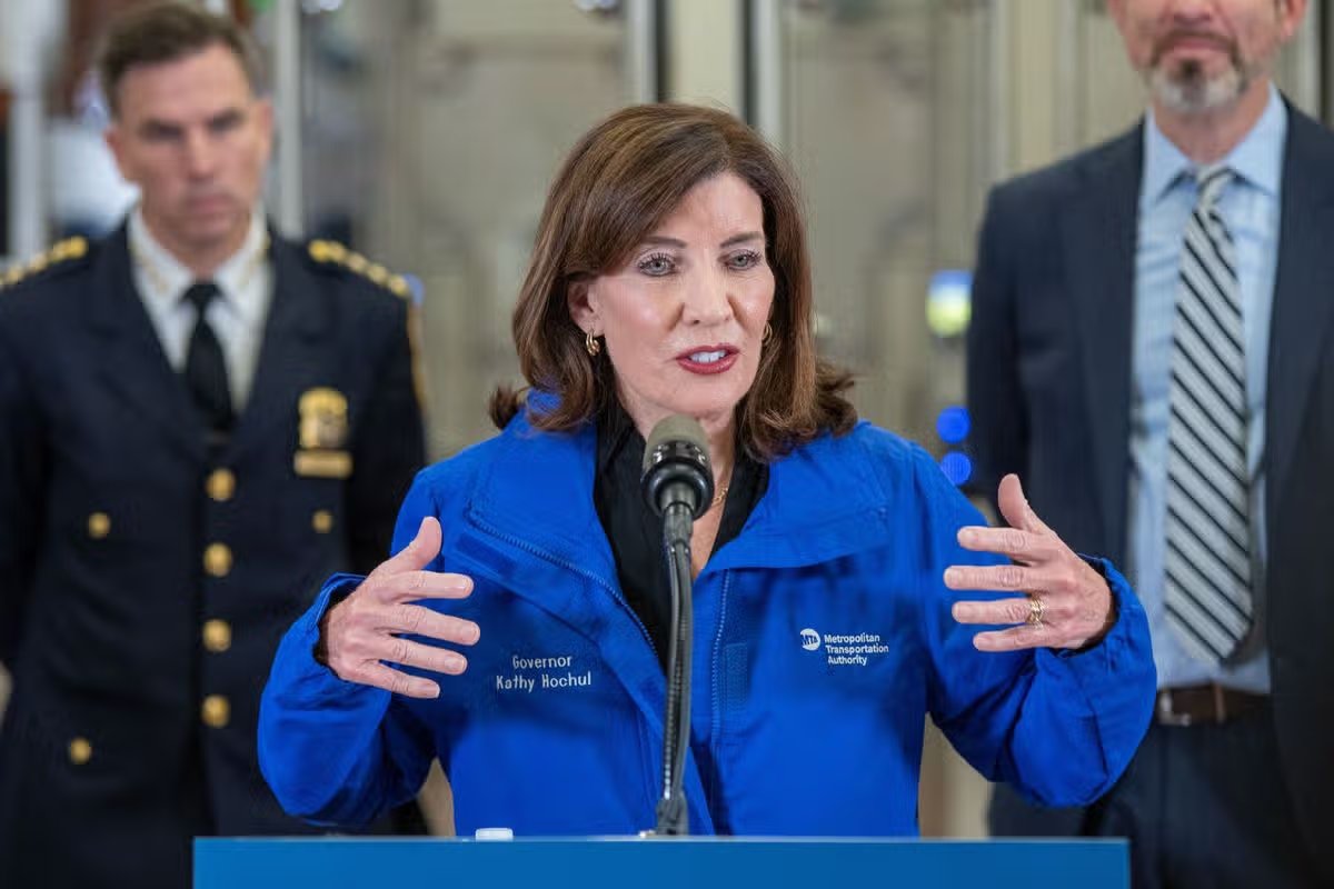 La gobernadora del estado de Nueva York, Kathy Hochul, habla en una conferencia de prensa.
