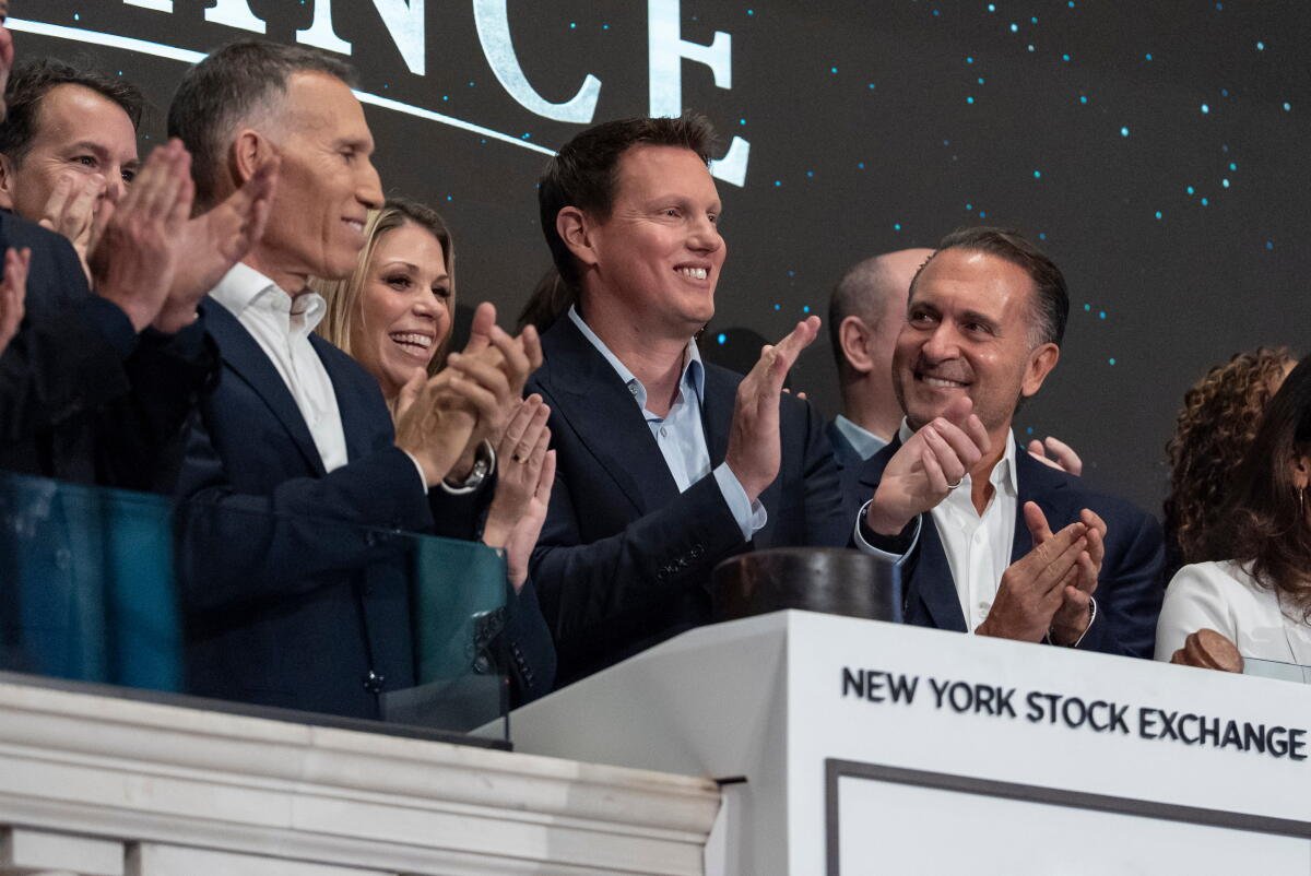 El director ejecutivo de Skydance, David Ellison, y otros en la Bolsa de Nueva York