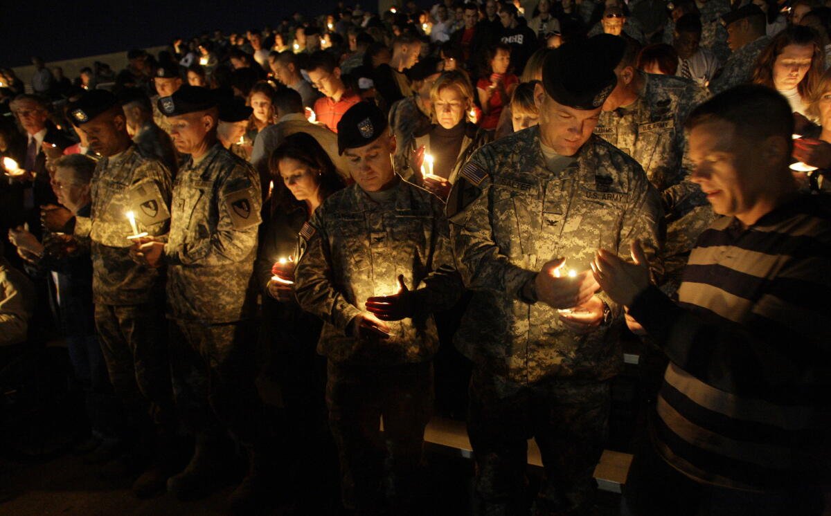 Los soldados realizan una vigilia con velas en Fort Hood, Texas, en 2009.