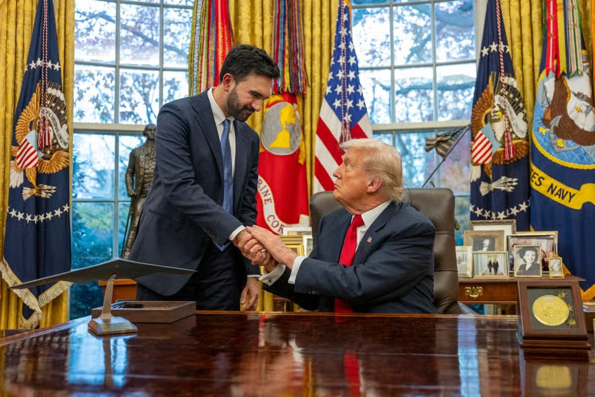 El presidente estadounidense Donald Trump (derecha) se da la mano mientras se reúne con el alcalde electo de Nueva York, Zoran Mamdani, en la Oficina Oval de la Casa Blanca en Washington, DC.