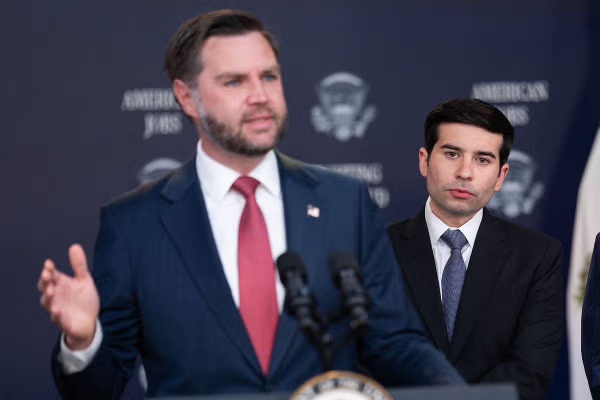 El secretario de Trabajo, Keith Sandlin, observa al vicepresidente J.D. Vance pronunciar un discurso en el Auditorio de la Corte Sur del edificio de oficinas ejecutivas de Eisenhower en la Casa Blanca en Washington, DC, Estados Unidos, el jueves 8 de octubre de 2026.