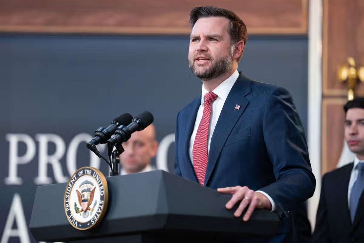 El vicepresidente J.D. Vance habla en el Auditorio del Tribunal Sur del edificio de oficinas ejecutivas de Eisenhower, la Casa Blanca, Washington, DC, Estados Unidos, el jueves 8 de octubre de 2026