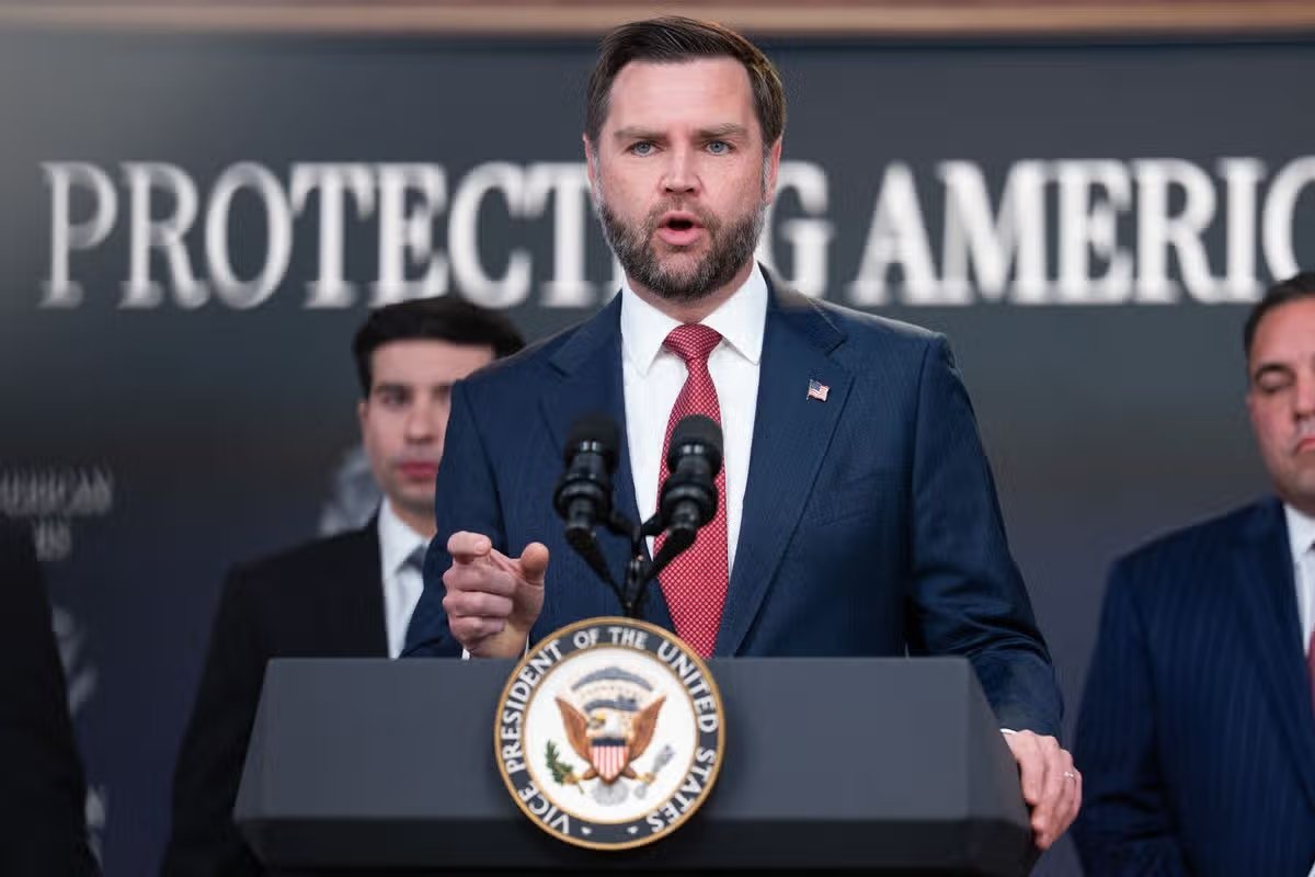 El vicepresidente J.D. Vance habla en el Auditorio del Tribunal Sur del edificio de oficinas ejecutivas de Eisenhower, la Casa Blanca, Washington, DC, Estados Unidos, el jueves 8 de octubre de 2026