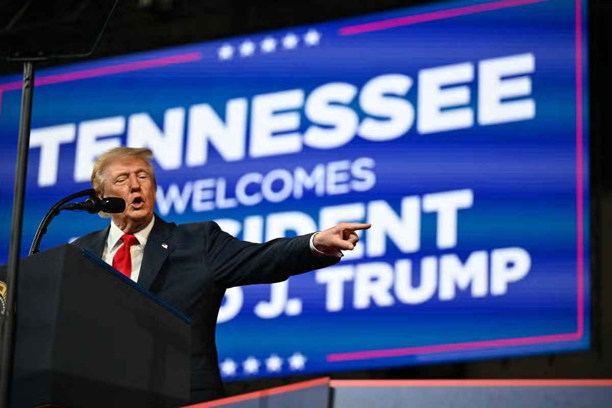 El presidente Donald Trump (izq.) saluda a la candidata republicana a gobernador de Tennessee, la senadora Marsha Blackburn (republicana por Tennessee), mientras habla durante un mitin en el F&M Bank Arena el 10 de octubre de 2026 en Clarksville, Tennessee.