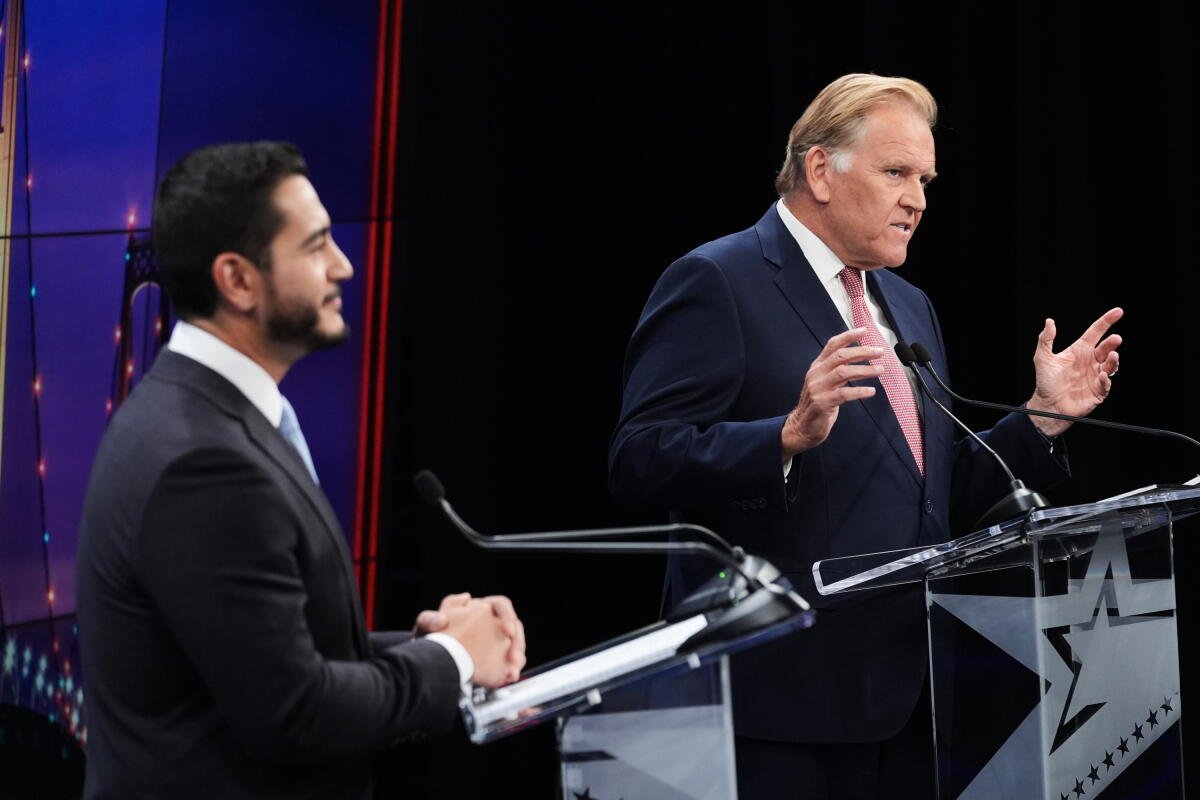 El demócrata Abdul-Sayed (izquierda) y el republicano Mike Rogers se reúnen durante un debate en el Senado de Michigan en Grand Rapids el jueves por la noche.