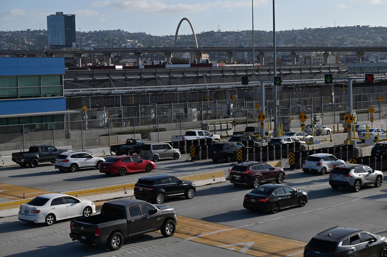 Los vehículos cruzan a Tijuana, México desde San Diego, California.