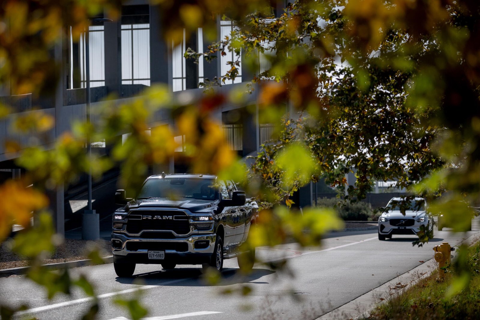 Una camioneta Dodge Ram sale del Centro de Alquiler de Autos de Los Ángeles