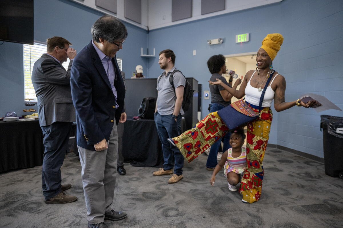 El Dr. Richard Pan conoce a la Dra. Tia Harris Johnson y su hija en Sacramento.
