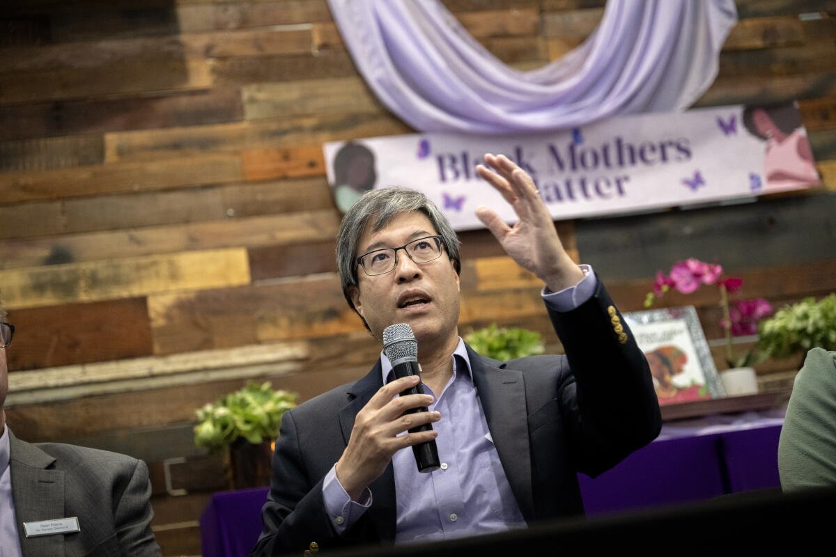 El Dr. Richard Pan participa en una discusión durante una mesa redonda sobre la salud materna de las personas negras en la Iglesia Freedom Towers.