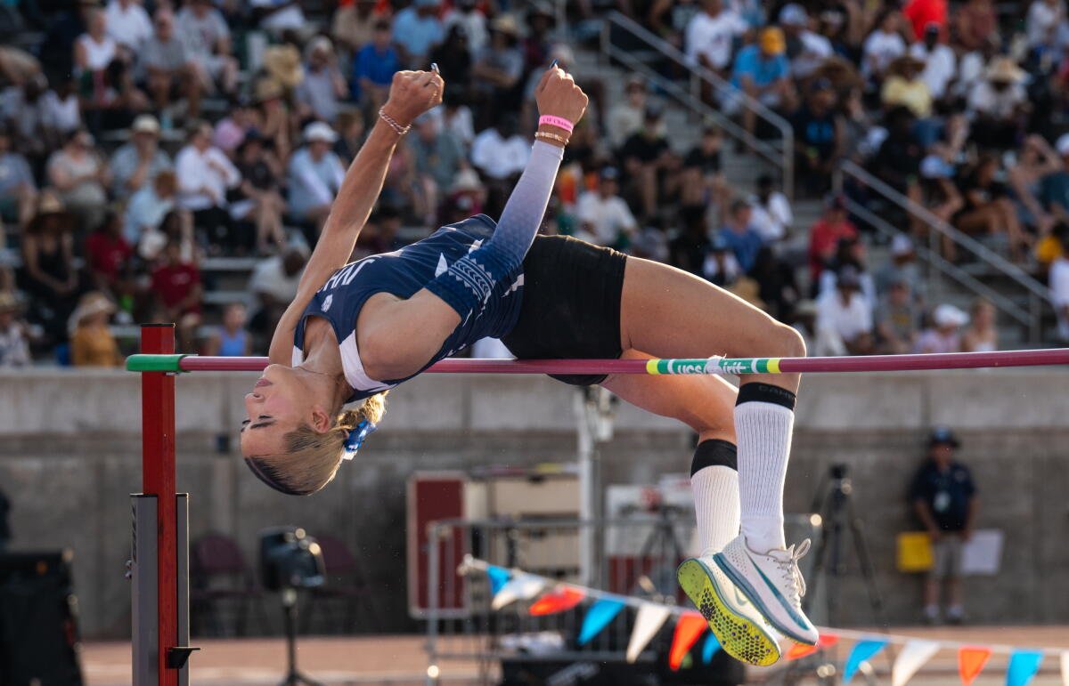 El atleta transgénero AB Hernandez representa a la escuela secundaria Jurupa Valley en el Campeonato Estatal de Atletismo CIF 2025.