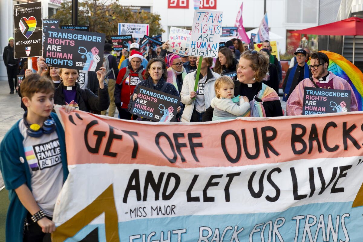 Miembros y aliados de Rainbow Family Action marchan en protesta