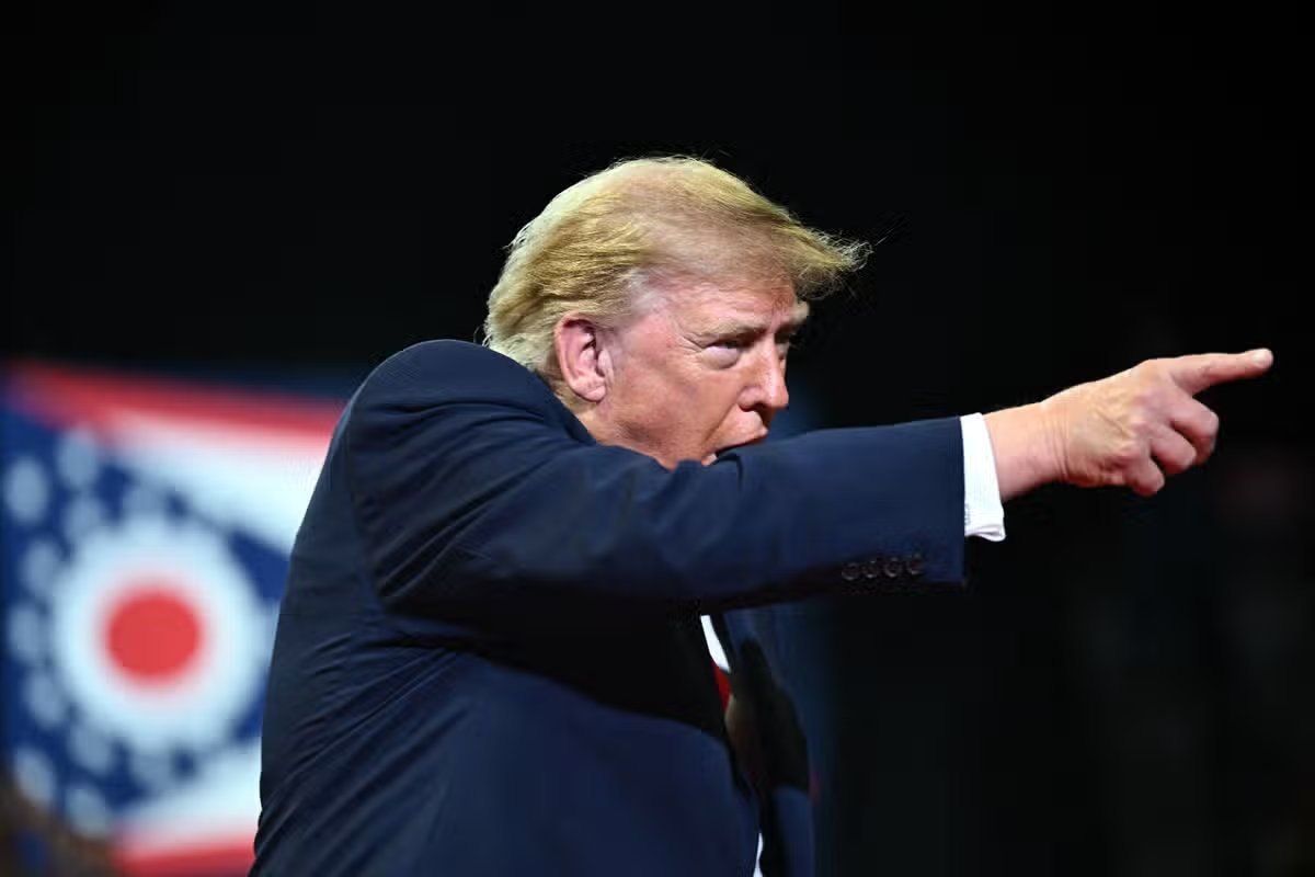 El presidente de Estados Unidos, Donald Trump, señala a la multitud durante un mitin de campaña en el Covelli Center en Youngstown, Ohio, el 12 de octubre de 2026. (Foto de Kent NISHIMURA/AFP vía Getty Images)