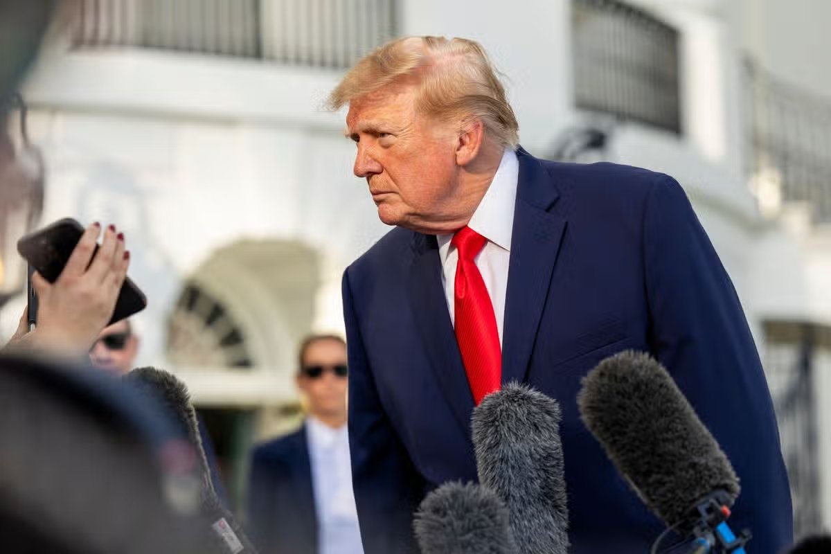 El presidente de los Estados Unidos, Donald J. Trump, respondió a las preguntas de los medios de comunicación mientras abordaba el Marine One en el jardín sur de la Casa Blanca en Washington, DC, el día 12. Trump viaja a Youngstown, Ohio, para hacer campaña a favor del senador republicano Jon Husted, quien se enfrentará al rival demócrata Sherrod Brown en las elecciones de mitad de período de noviembre.