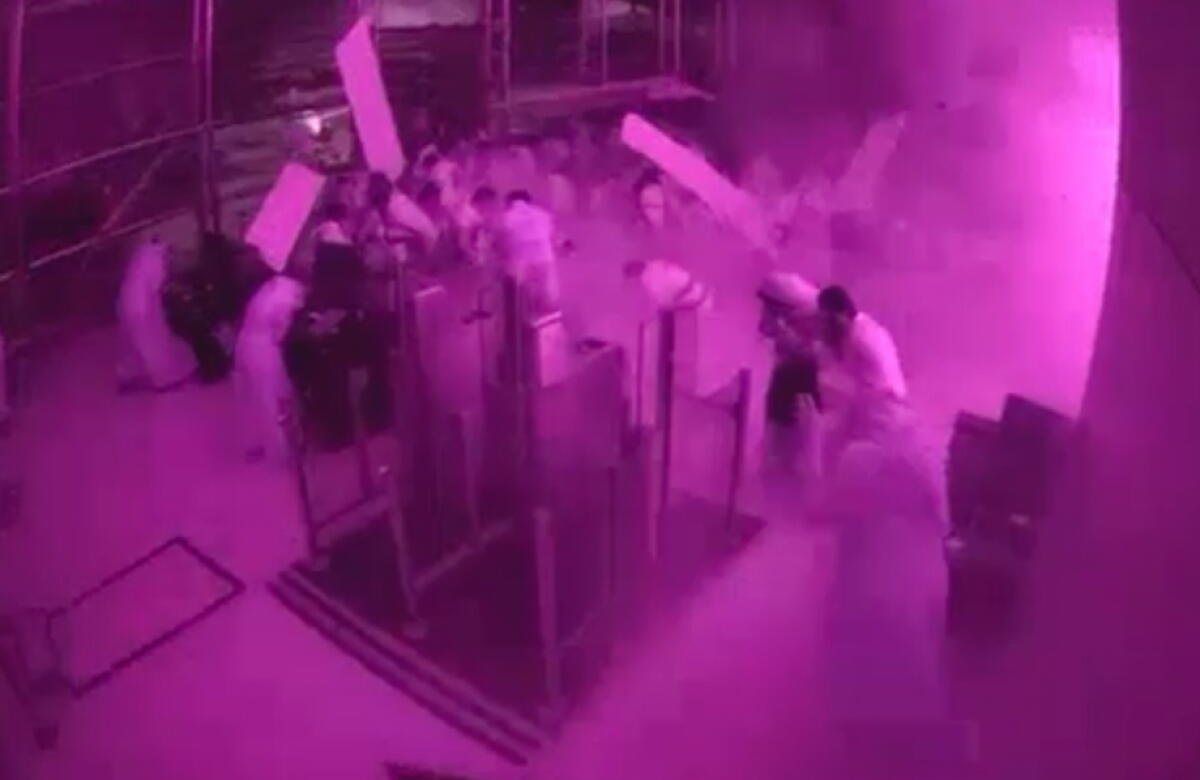 Los pasajeros se ponen a cubierto mientras las llamas y el humo llenan parte del Aeropuerto Internacional Rey Khalid de Riad.