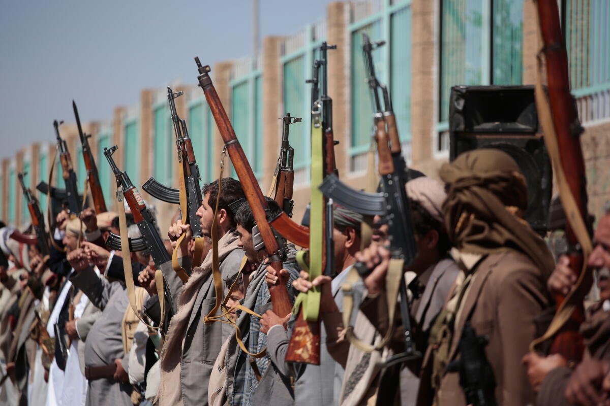 Los partidarios de los hutíes portan rifles mientras asisten a una reunión tribal en Saná, Yemen, el 7 de octubre.