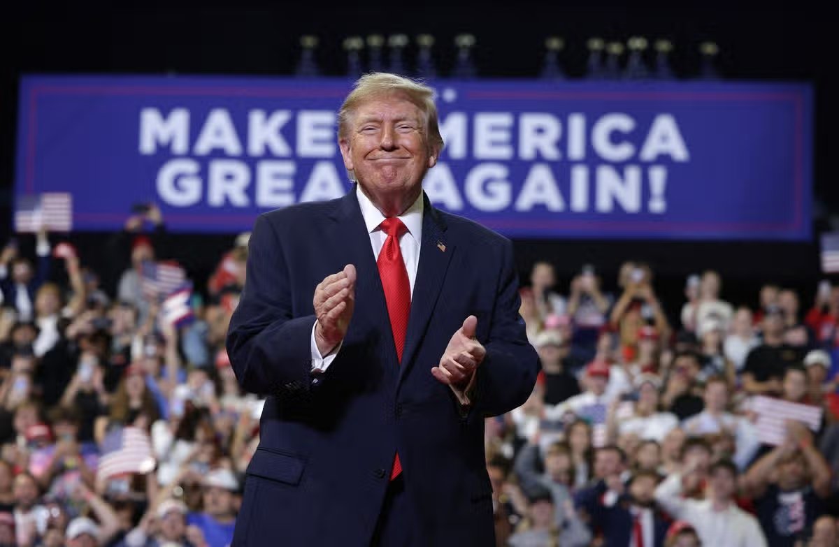 El presidente Donald Trump habla después de saludar a la multitud durante un mitin electoral en el Centro Covelli en Youngstown, Ohio, el 12 de octubre de 2026.