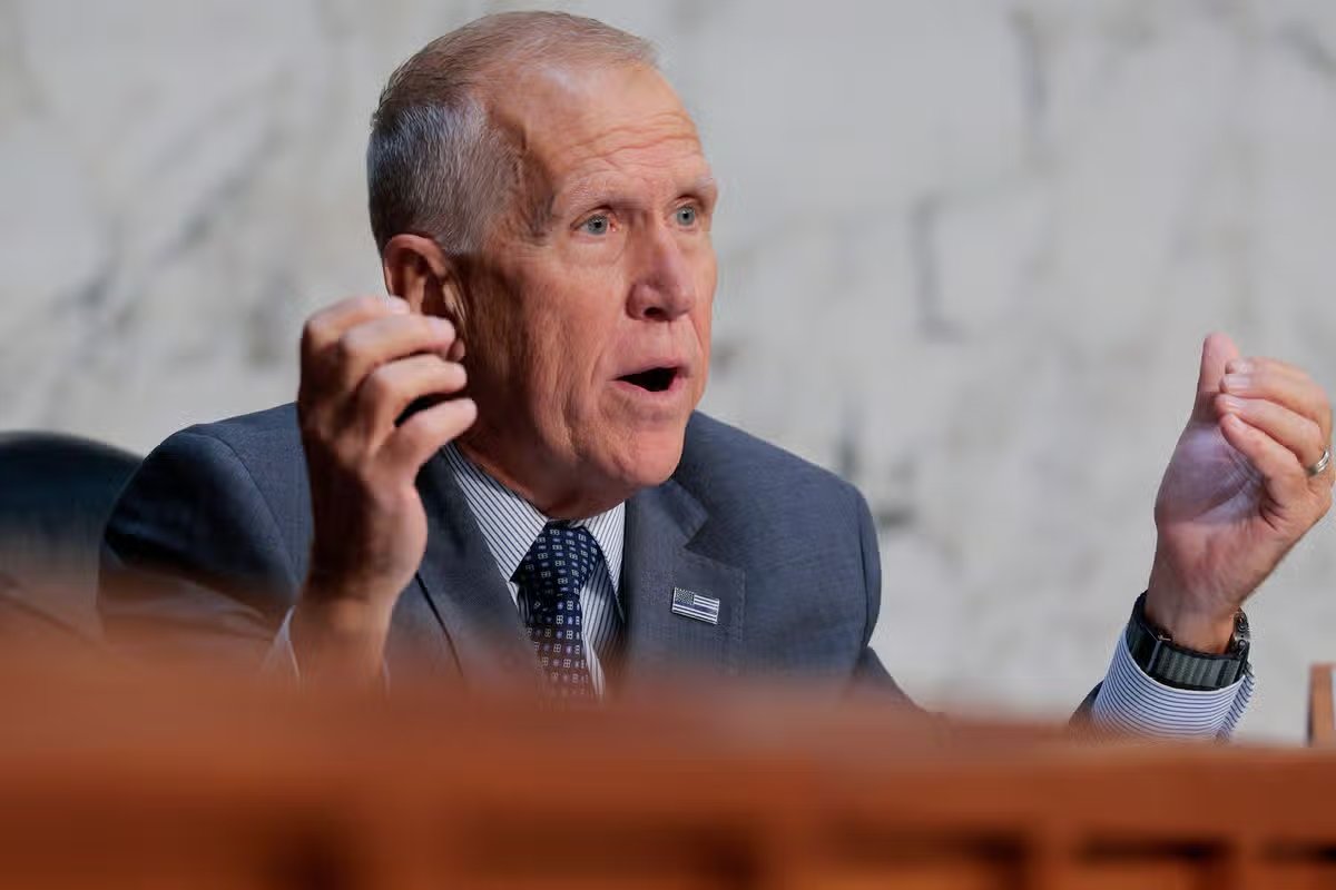 El senador Thom Tillis (R-N.C.) interroga al ex fiscal especial Jack Smith durante una audiencia del Comité Judicial del Senado en el edificio de oficinas del Senado Hart en Washington, DC, el 29 de septiembre de 2026.