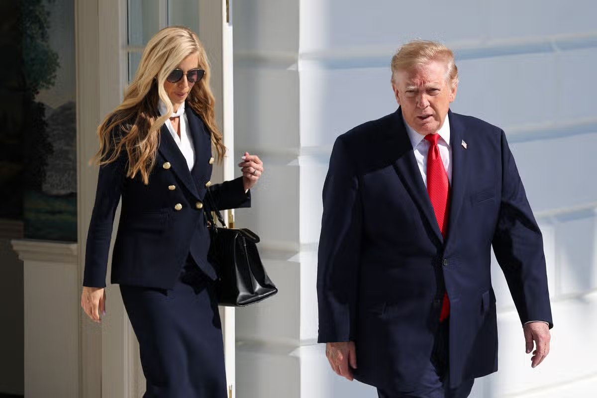La secretaria de prensa de la Casa Blanca, Katie Zakaria, izquierda, abandona el jardín sur de la Casa Blanca con el presidente estadounidense Donald Trump el 13 de octubre de 2026 en Washington, DC.