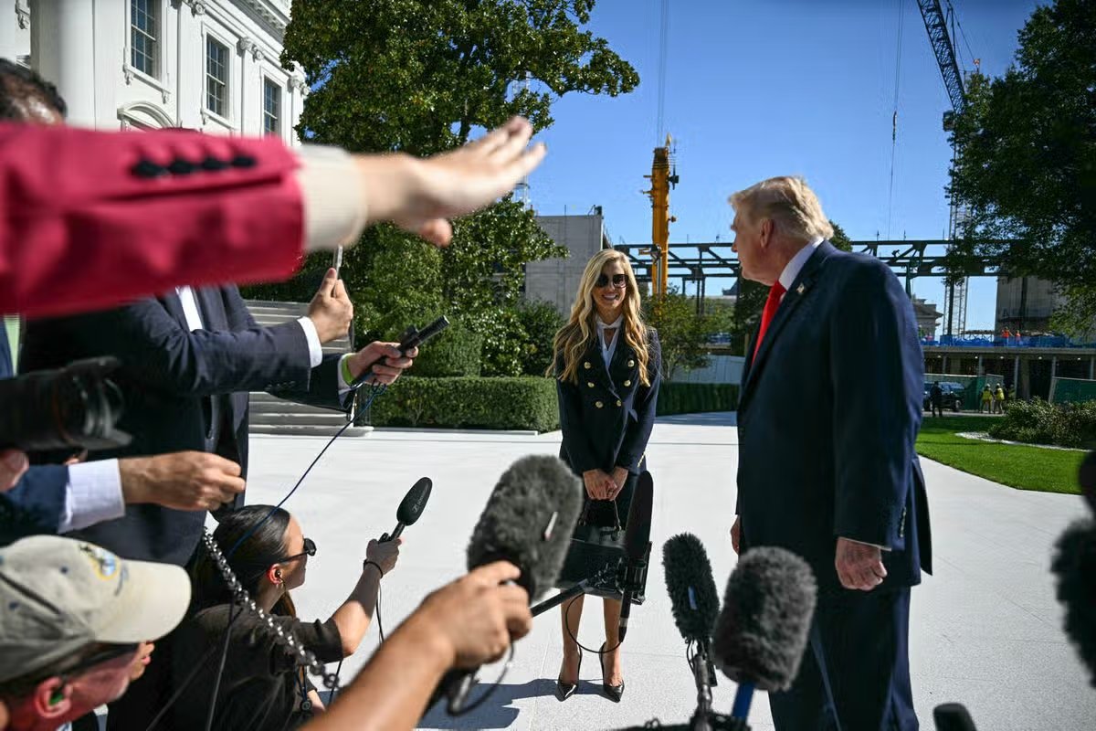 El presidente Donald Trump y la recién nombrada secretaria de prensa de la Casa Blanca, Katie Zakaria, hablan con miembros de los medios mientras abordan el Marine One desde el jardín sur de la Casa Blanca en Washington, D.C., el 13 de octubre de 2026.