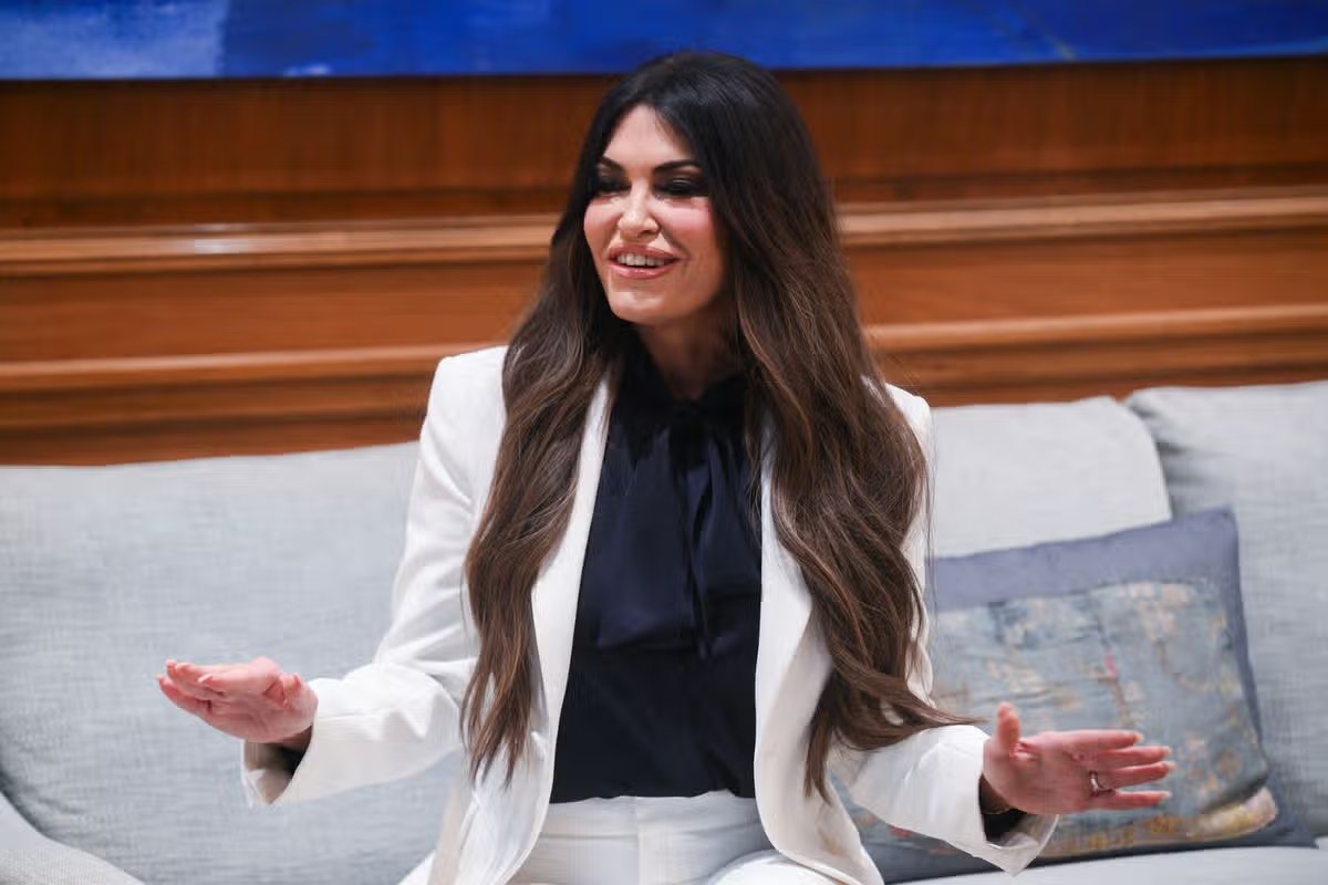 La embajadora en Grecia, Kimberly Guilfoyle, habla antes de reunirse con el primer ministro de Grecia en la mansión Maximos en Atenas el 5 de noviembre de 2025.