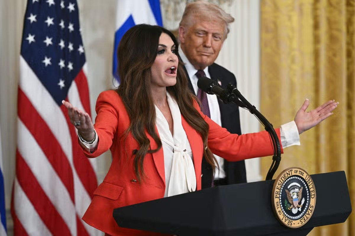 Kimberly Guilfoyle, candidata del presidente Trump para embajadora de Estados Unidos en Grecia, habla con el presidente estadounidense Donald Trump durante las celebraciones del Día de la Independencia de Grecia en el Salón Este de la Casa Blanca en Washington, DC, el 24 de marzo de 2025.