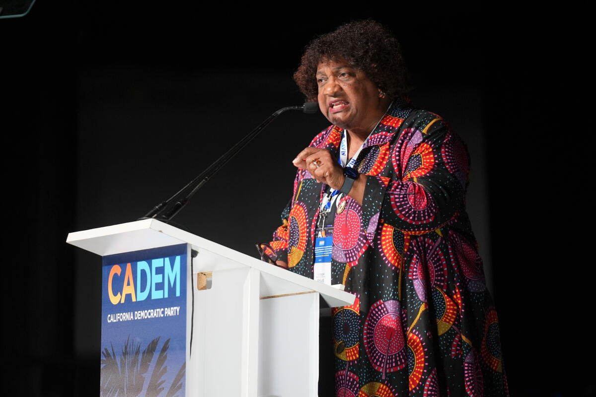 La Secretaria de Estado de California, Dra. Shirley Weber, habla en la Convención Demócrata de California