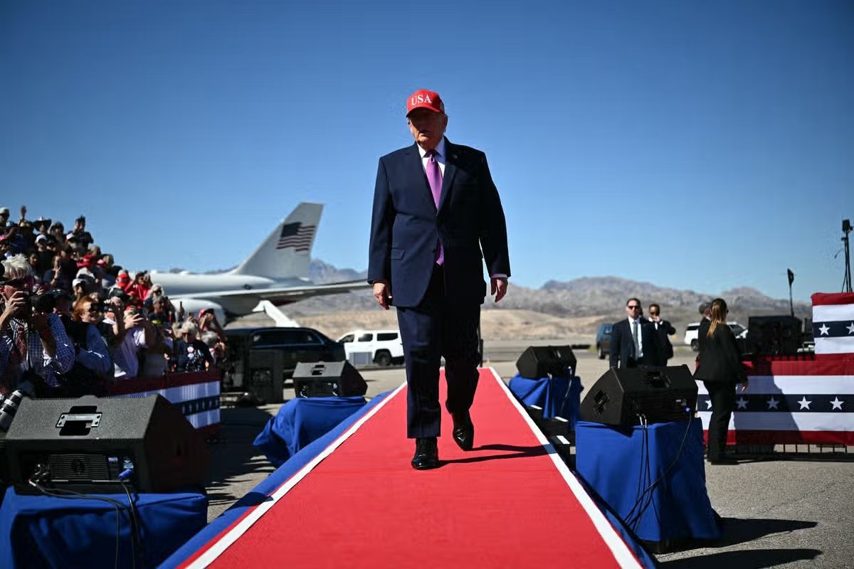 El presidente estadounidense Donald Trump llega al aeropuerto internacional Laughlin/Bullhead en Bullhead City para hablar en un mitin de campaña.