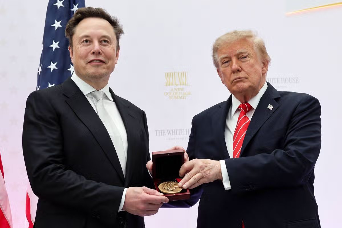 WASHINGTON, DC – 8 DE OCTUBRE: El director ejecutivo de Tesla y SpaceX, Elon Musk (izquierda), recibe la Medalla Nacional de la Ciencia de manos del presidente estadounidense Donald Trump durante la Cumbre de la Edad de Oro de la Innovación Estadounidense en el Instituto de la Paz el 8 de octubre de 2026 en Washington, DC. Trump ha otorgado algunos de los honores científicos más altos del país a líderes tecnológicos como Elon Musk, Sergey Brin, Jen-Hsun Huang, Lisa Su, Michael Dell y Satya Nadella. (Foto de Wyn McNamee/Getty Images)