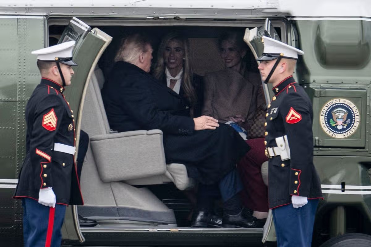 Foto de Trump hablando con dos mujeres