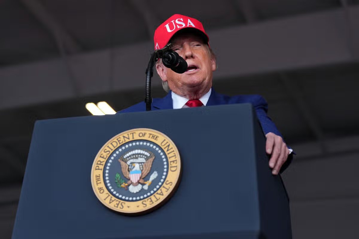 El presidente estadounidense Donald Trump habla durante un mitin de campaña en el aeropuerto municipal de Dalton el 16 de octubre de 2026 en Dalton, Georgia.