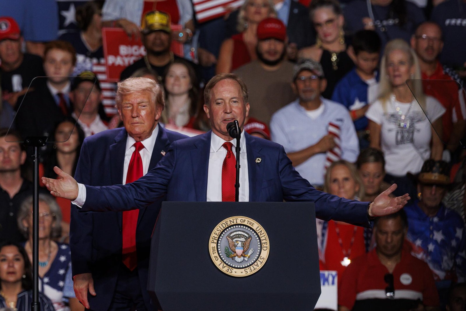 El presidente Trump respalda al fiscal de Texas. El general Ken Paxton hablando en un mitin.