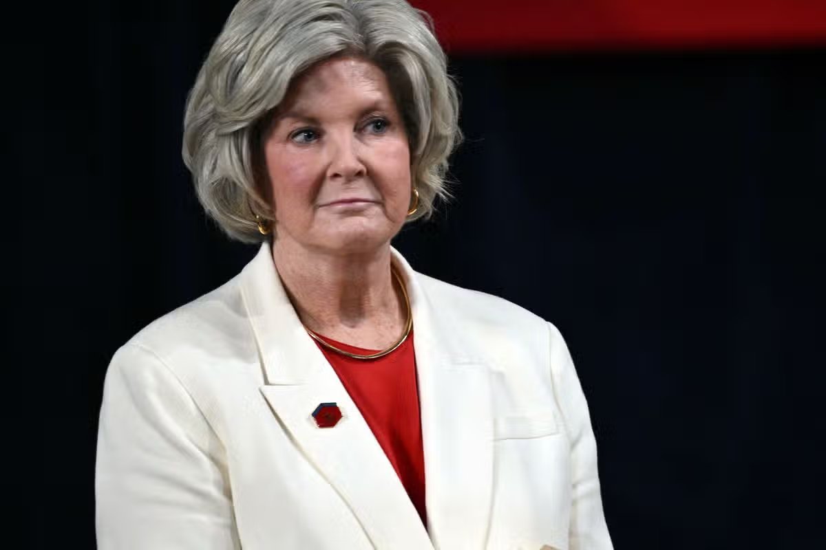 Susie Wiles, izquierda, escucha al presidente estadounidense Donald Trump durante un mitin de campaña en el F&M Bank Arena. 