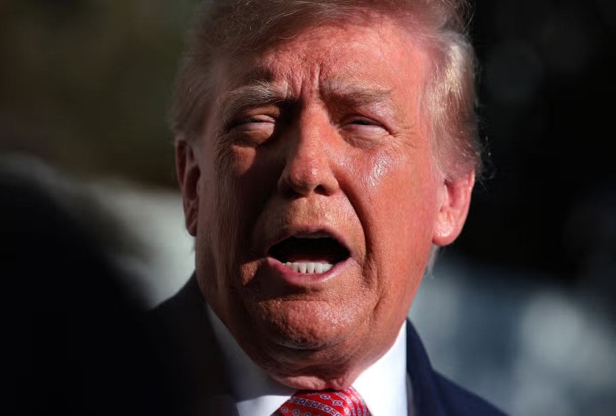 WASHINGTON, DC – 19 DE OCTUBRE: El presidente estadounidense Donald Trump habla con los periodistas cuando sale de la Casa Blanca el 19 de octubre de 2026 en Washington, DC. Trump viajará a Kansas, donde será anfitrión de un mitin de campaña de mitad de período para el senador Roger Marshall (R-KS), quien se postula contra el candidato demócrata Adam Hamilton. (Foto de Chip Somodevilla/Getty Images)
