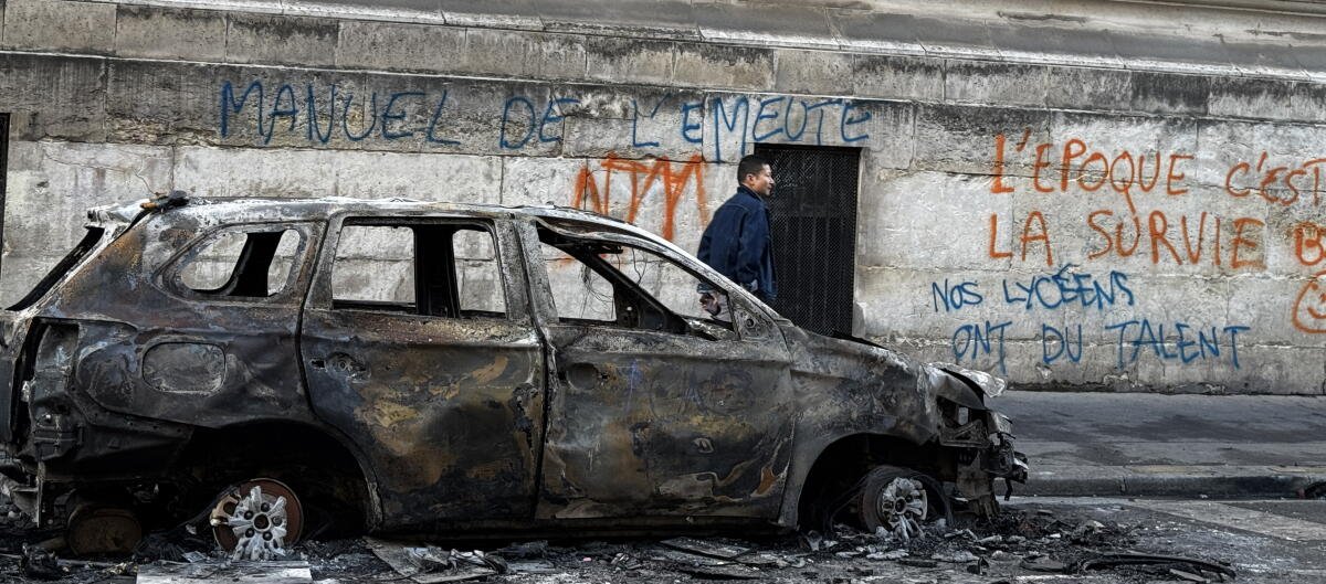 El sábado se incendiaron coches en las calles que rodean la Place de la République en París. 