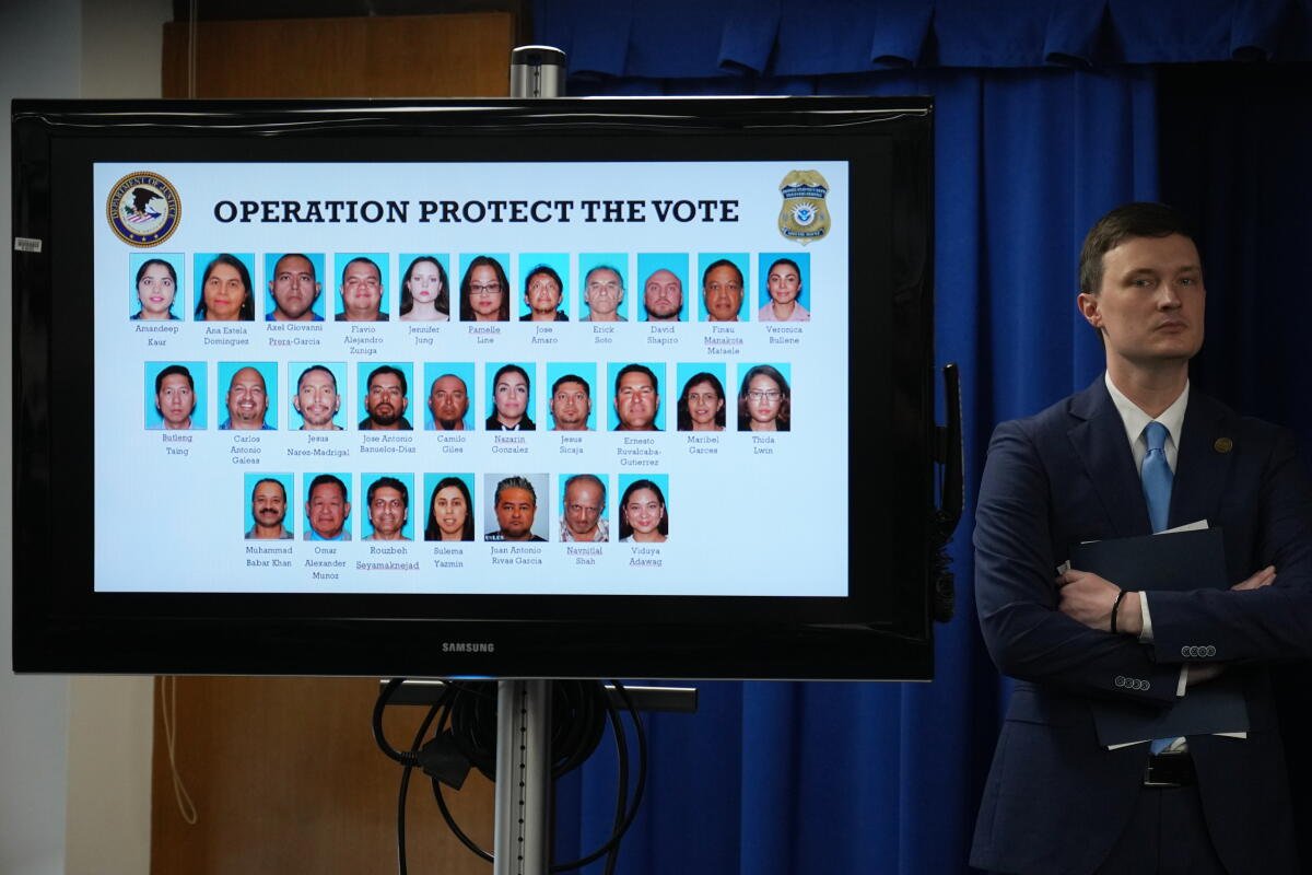 Las exhibiciones mostraban fotografías de personas acusadas de registrarse ilegalmente para votar.
