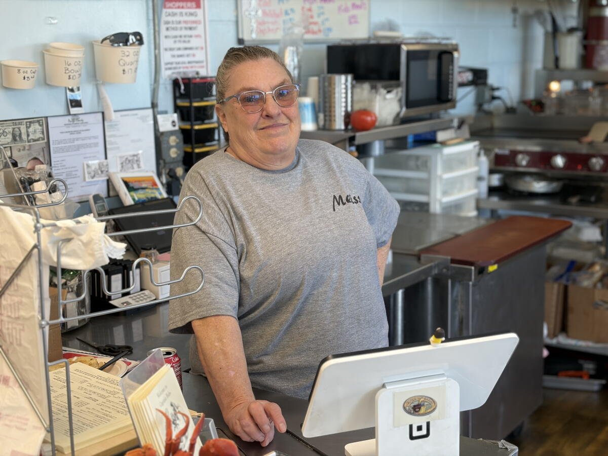 Melissa Huddleston espera a los clientes en Captain Bob's Chowder Sisters en Long Beach, Washington.