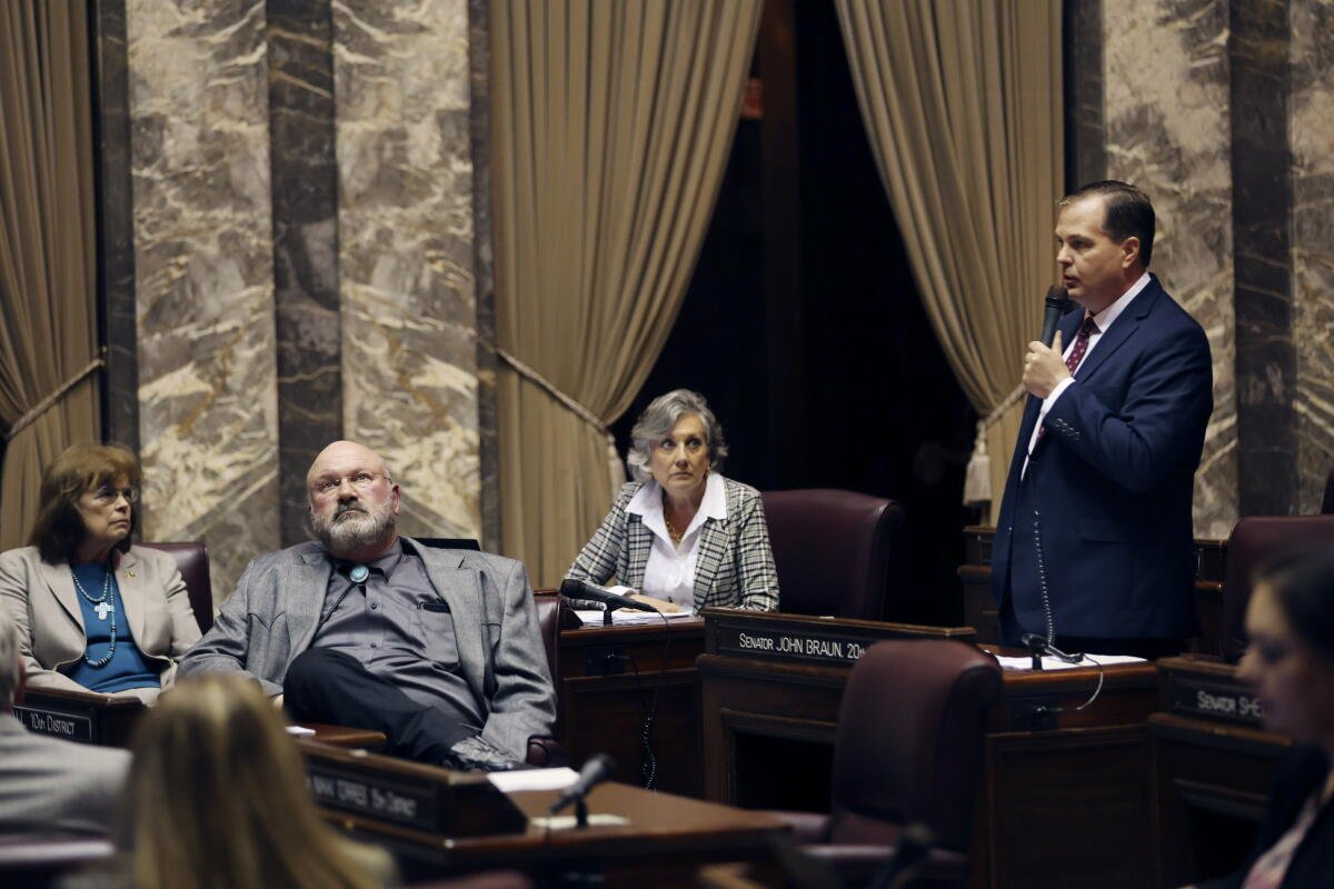 Foto de mayo de 2023 del senador del estado de Washington, John Brown, hablando en Olympia, Washington.