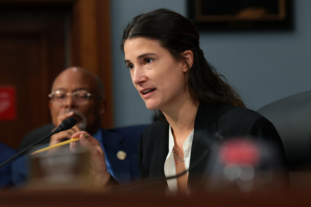 Una fotografía de julio de 2026 de la representante Mary Glusenkamp Perez (D-Wash.) en una audiencia del Comité de Asignaciones de la Cámara de Representantes en el Capitolio.