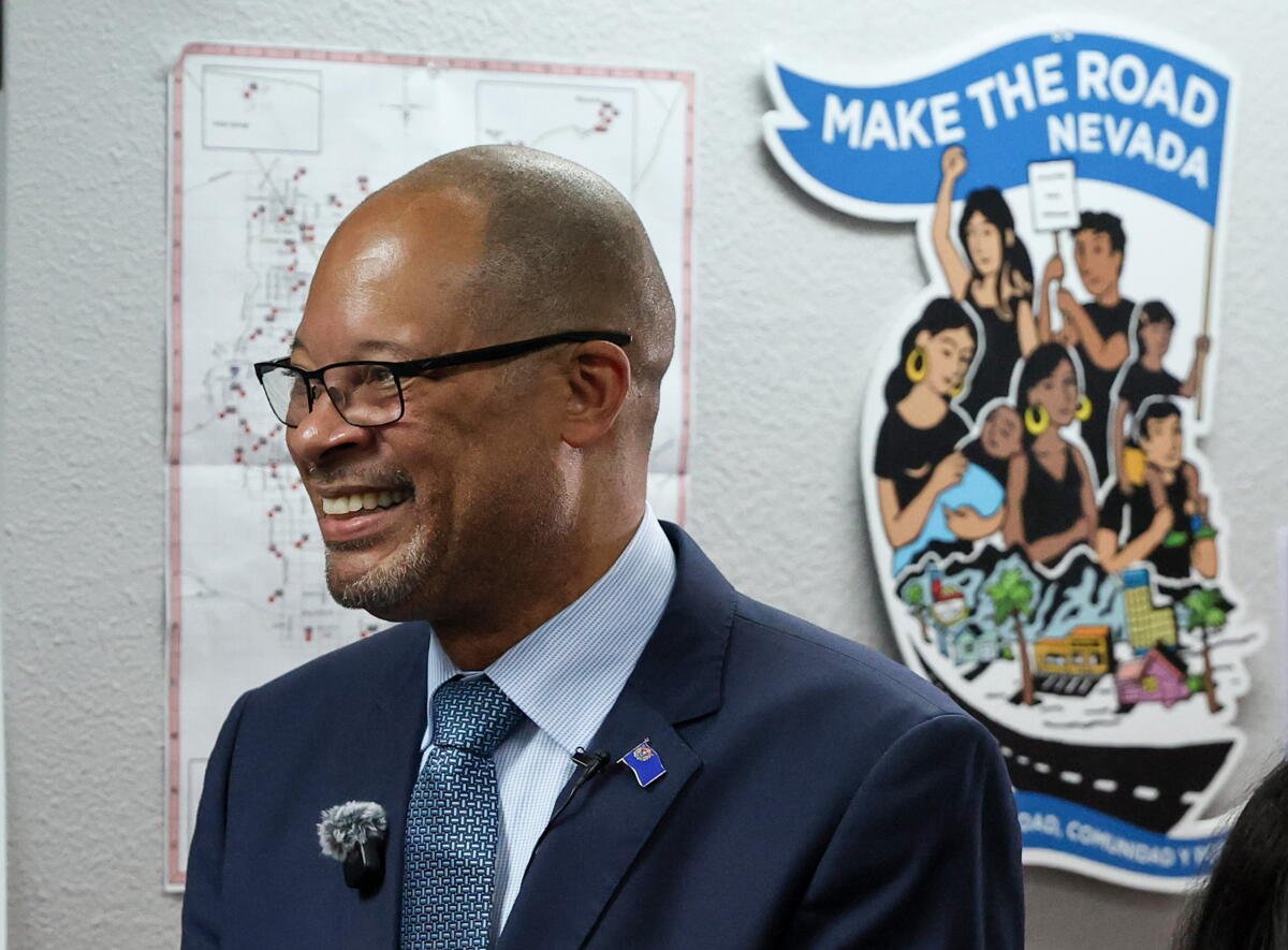 El candidato demócrata a gobernador y actual fiscal general de Nevada, Aaron D. Ford, llega a un acto de votación