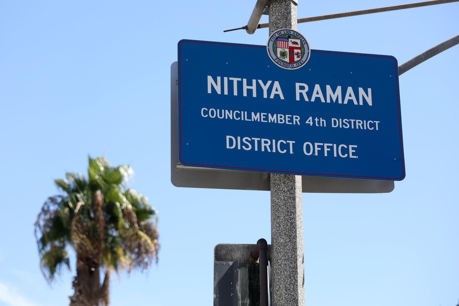 El letrero del concejal del cuarto distrito, Nithya Raman, está ubicado en la cuadra 1300 de Ventura Avenue.