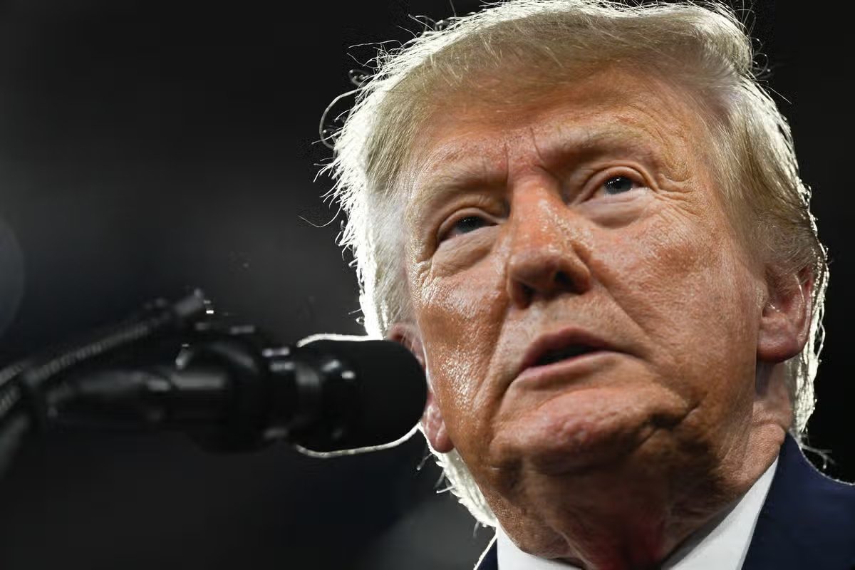 El presidente estadounidense Donald Trump habla durante un mitin de campaña en el Arico Arena de la Florida Gulf Coast University el 23 de octubre de 2026 en Fort Myers, Florida. (Foto de Brendan SMIALOWSKI/AFP vía Getty Images)