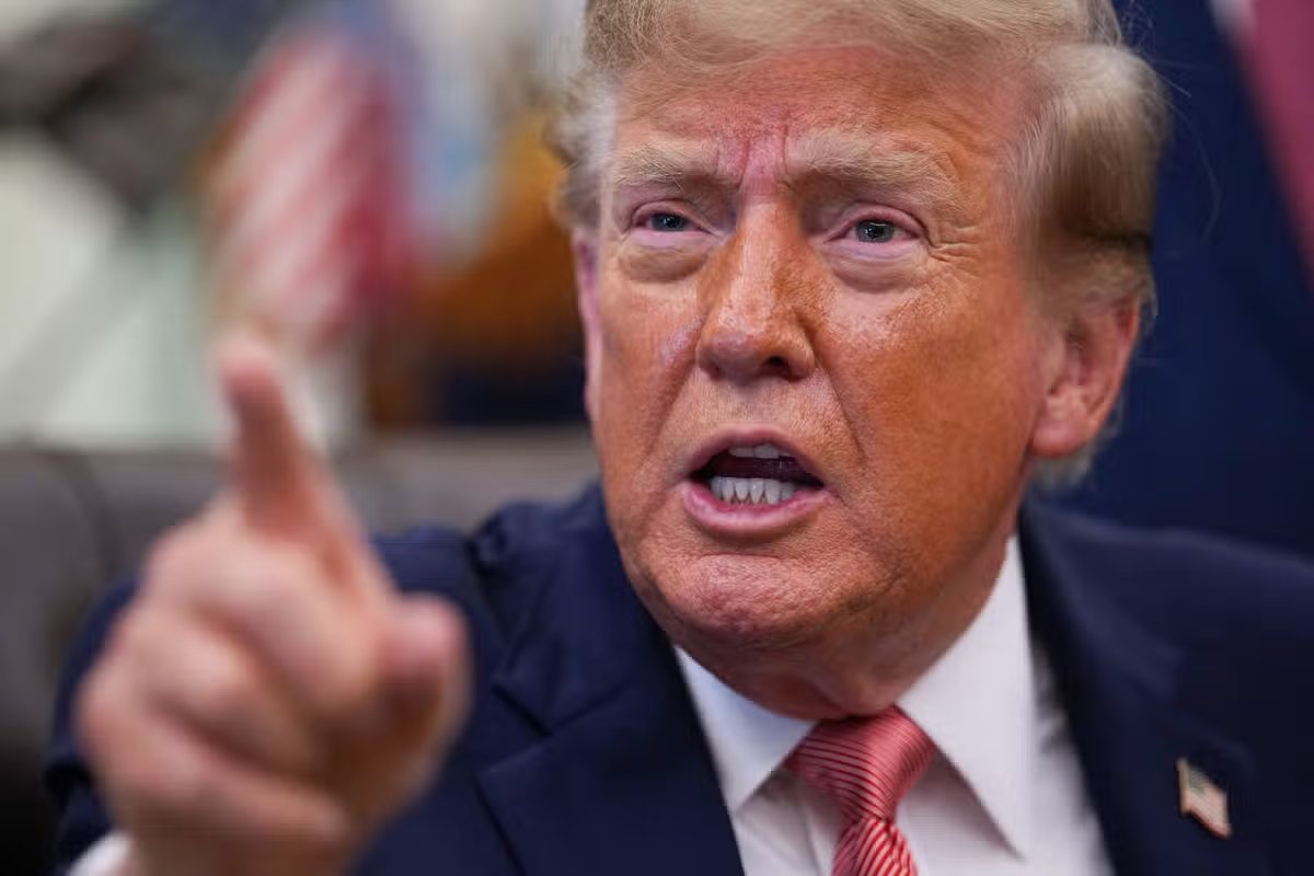 El presidente Donald Trump hace gestos a los periodistas durante un evento en la Oficina Oval de la Casa Blanca el 20 de octubre de 2026 en Washington, DC. 
