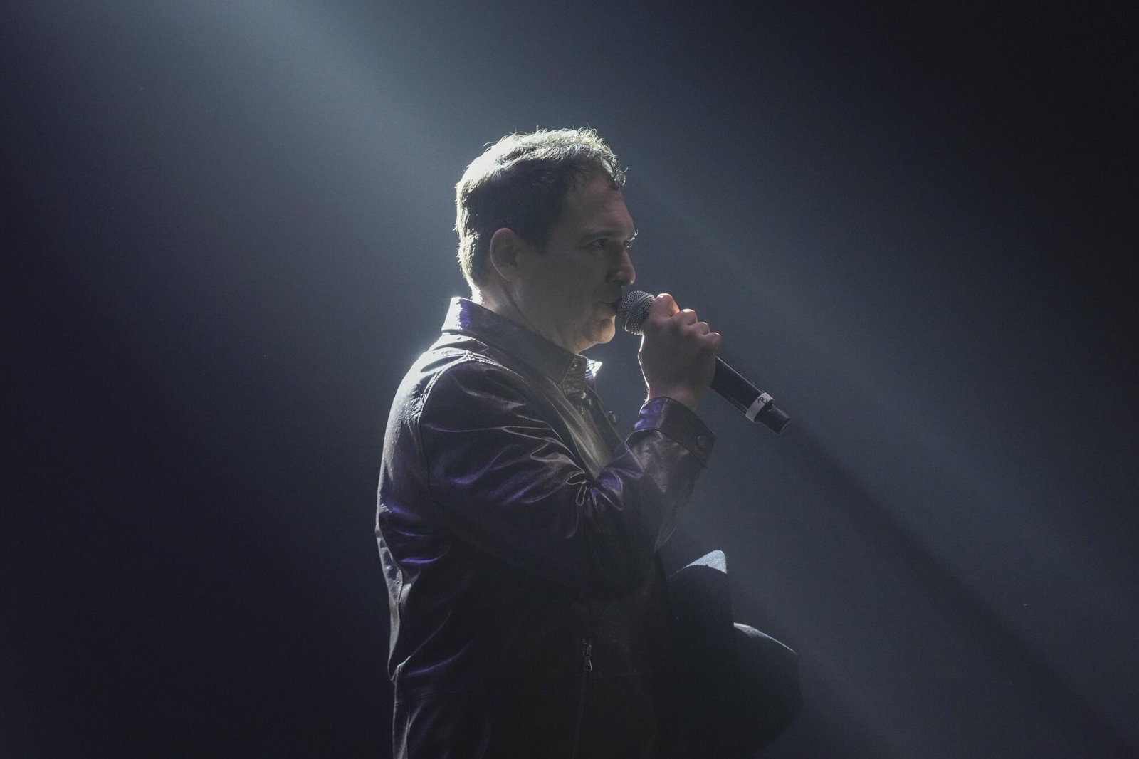 Bobby Pulido canta durante un concierto