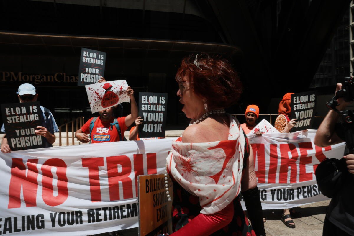 Manifestantes se reúnen frente a la sede de JP Morgan en Nueva York