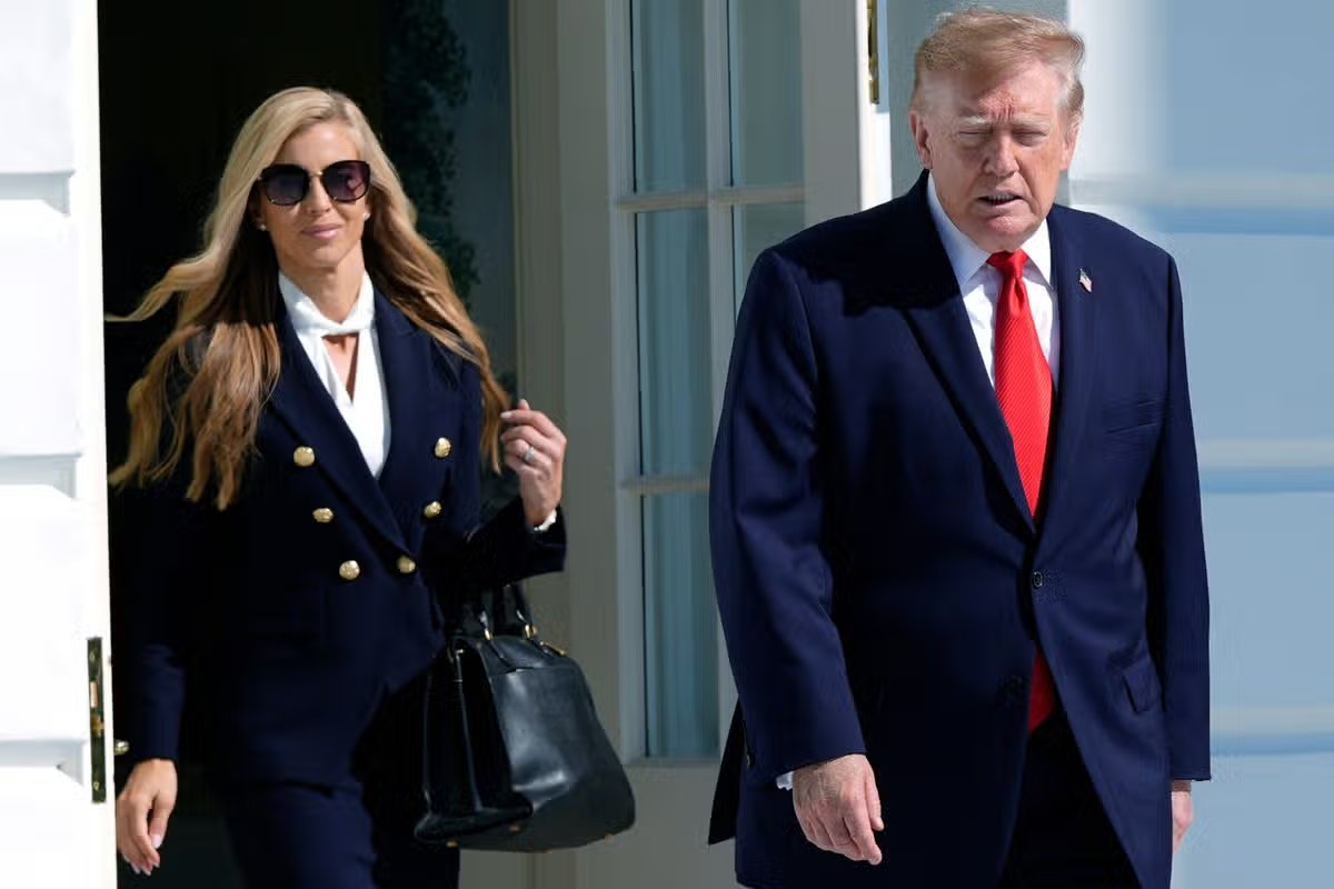 El presidente Donald Trump sale con la secretaria de prensa de la Casa Blanca, Katie Zakaria.